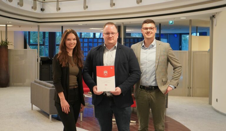 pds durfte die Auszeichnung entgegen nehmen. Auf dem Foto (v.l.n.r.): Sarah Tietjen (Head of Marketing, pds), Sascha Schluckebier (E-Commerce, OBETA), Jonah Kröger (Business Development Manager, pds).