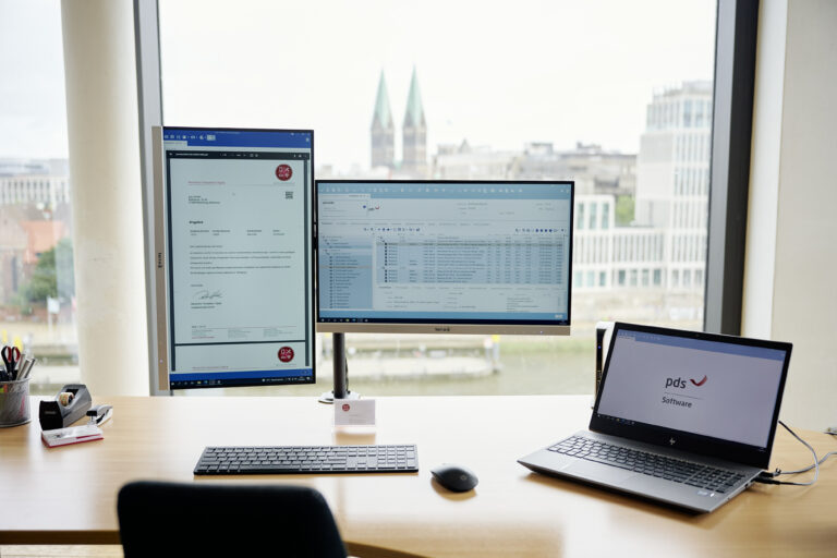 pds Software auf drei Bildschirmen im Büro